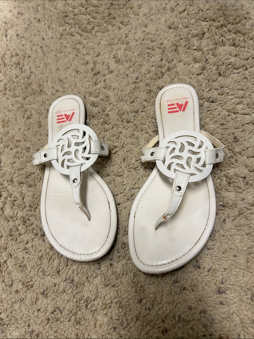 American Eagle White Women's Leather Circle-Emblem Thong Sandals, size 8.5